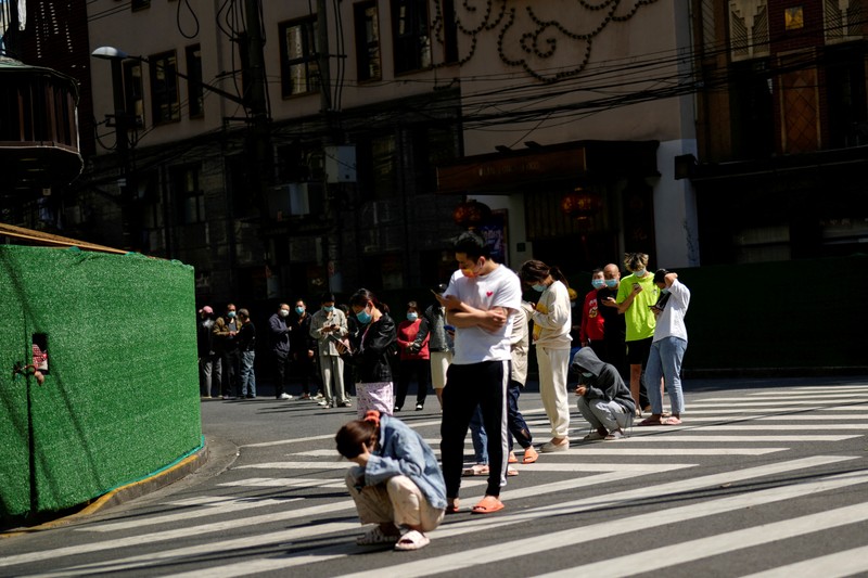 HEALTH-CORONAVIRUS/CHINA Residents line up for nucleic acid tests during a lockdown, amid the coronavirus disease (COVID-19) pandemic, in Shanghai, China, April 17, 2022. REUTERS/Aly Song TPX IMAGES OF THE DAY