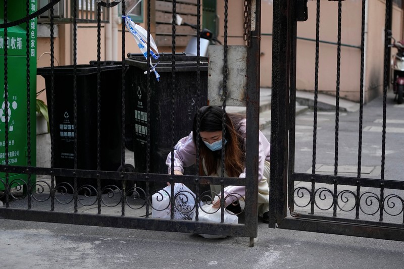 Residents line up for nucleic acid tests during a lockdown, amid the coronavirus disease (COVID-19) pandemic, in Shanghai, China, April 17, 2022. REUTERS/Aly Song     TPX IMAGES OF THE DAY