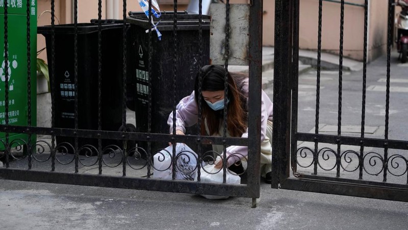 Residents line up for nucleic acid tests during a lockdown, amid the coronavirus disease (COVID-19) pandemic, in Shanghai, China, April 17, 2022. REUTERS/Aly Song     TPX IMAGES OF THE DAY