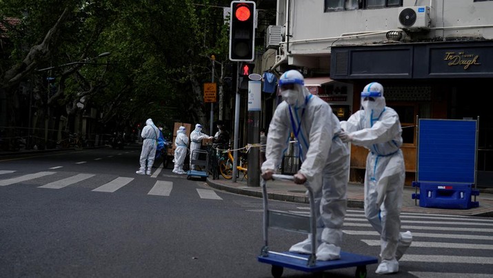 HEALTH-CORONAVIRUS/CHINA Workers in protective suits work at a residential area under lockdown amid the coronavirus disease (COVID-19) pandemic, in Shanghai, China April 17, 2022. REUTERS/Aly Song