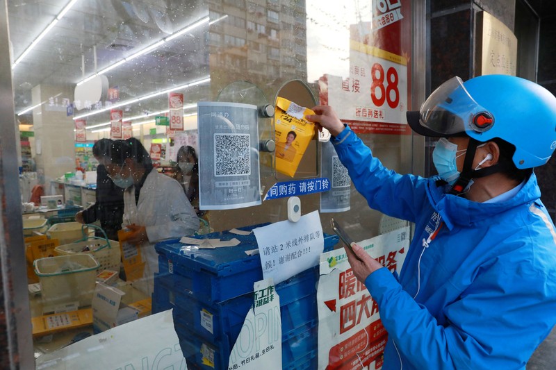 Residents line up for nucleic acid tests during a lockdown, amid the coronavirus disease (COVID-19) pandemic, in Shanghai, China, April 17, 2022. REUTERS/Aly Song     TPX IMAGES OF THE DAY