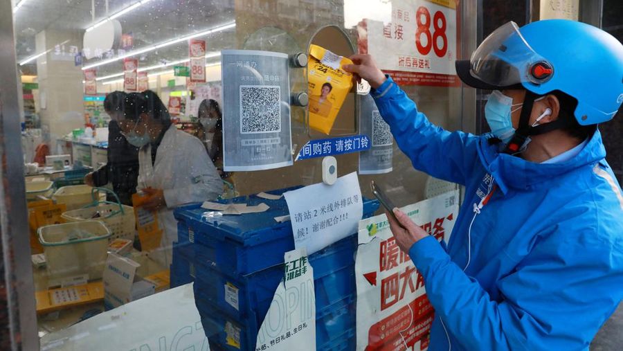 Residents line up for nucleic acid tests during a lockdown, amid the coronavirus disease (COVID-19) pandemic, in Shanghai, China, April 17, 2022. REUTERS/Aly Song     TPX IMAGES OF THE DAY