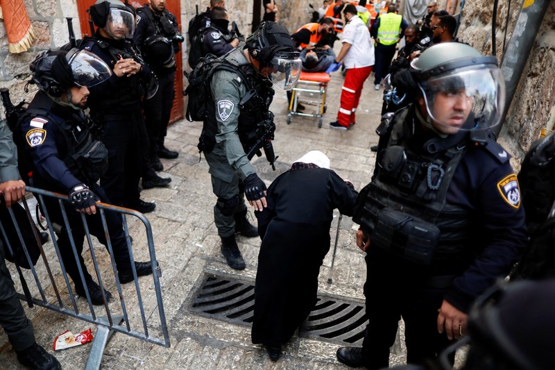 Israeli Border police officers run in an alley in Jerusalem's Old City April 17, 2022. REUTERS/Ammar Awad