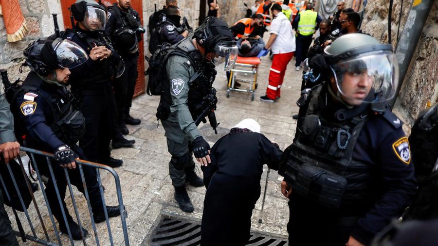 Israeli Border police officers run in an alley in Jerusalem's Old City April 17, 2022. REUTERS/Ammar Awad