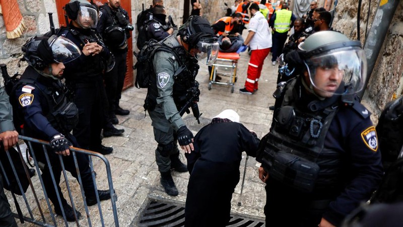 Israeli Border police officers run in an alley in Jerusalem's Old City April 17, 2022. REUTERS/Ammar Awad