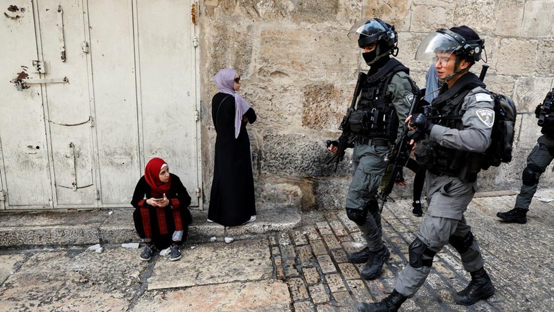Israeli Border police officers run in an alley in Jerusalem's Old City April 17, 2022. REUTERS/Ammar Awad