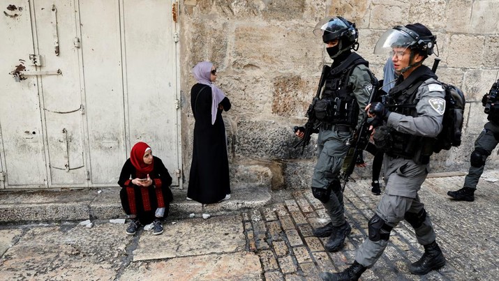 Israeli security personnel patrol an alley in Jerusalem's Old City April 17, 2022. REUTERS/Ammar Awad