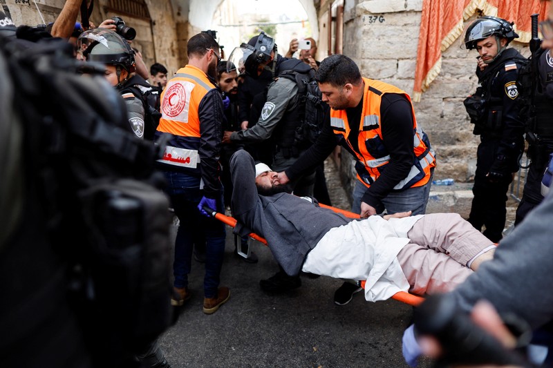 Israeli Border police officers run in an alley in Jerusalem's Old City April 17, 2022. REUTERS/Ammar Awad