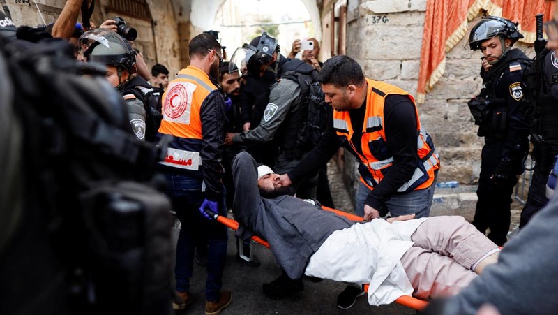 Israeli Border police officers run in an alley in Jerusalem's Old City April 17, 2022. REUTERS/Ammar Awad