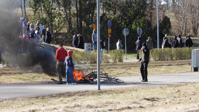 People walk during a riot ahead of a demonstration planned by Danish anti-Muslim politician Rasmus Paludan and his Stram Kurs party, which was to include a burning of the Muslim holy book Koran, in Navestad, Norrkoping, Sweden April 17, 2022, in this handout image obtained by Reuters on April 17, 2022.       Ulf Wigh/Wighsnews/Handout via REUTERS    THIS IMAGE HAS BEEN SUPPLIED BY A THIRD PARTY. MANDATORY CREDIT.