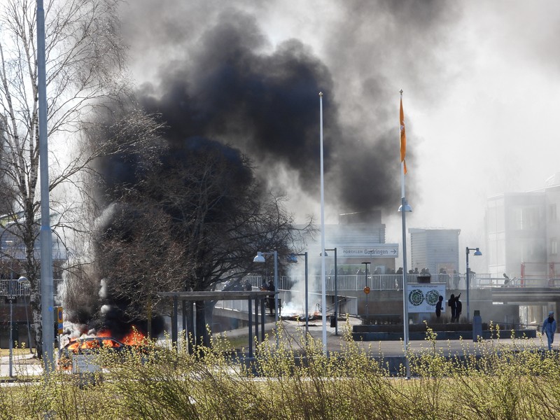 SWEDEN-RIOTS/ People walk during a riot ahead of a demonstration planned by Danish anti-Muslim politician Rasmus Paludan and his Stram Kurs party, which was to include a burning of the Muslim holy book Koran, in Navestad, Norrkoping, Sweden April 17, 2022, in this handout image obtained by Reuters on April 17, 2022. Ulf Wigh/Wighsnews/Handout via REUTERS THIS IMAGE HAS BEEN SUPPLIED BY A THIRD PARTY. MANDATORY CREDIT.