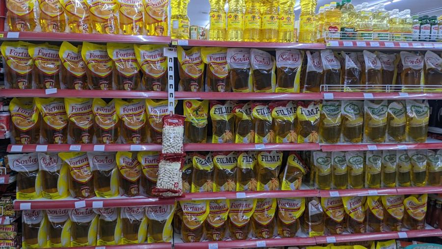 Update Harga Minyak Goreng (CNBC Indonesia/ Emir)