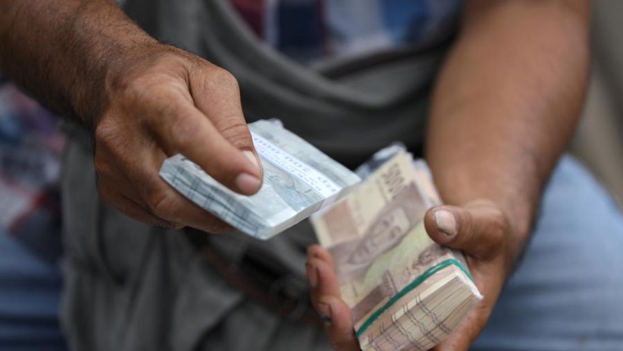 Jasa Penukaran uang rupiah pecahan kecil di Pinggir Jalan (CNBC Indonesia/Tri Susilo)