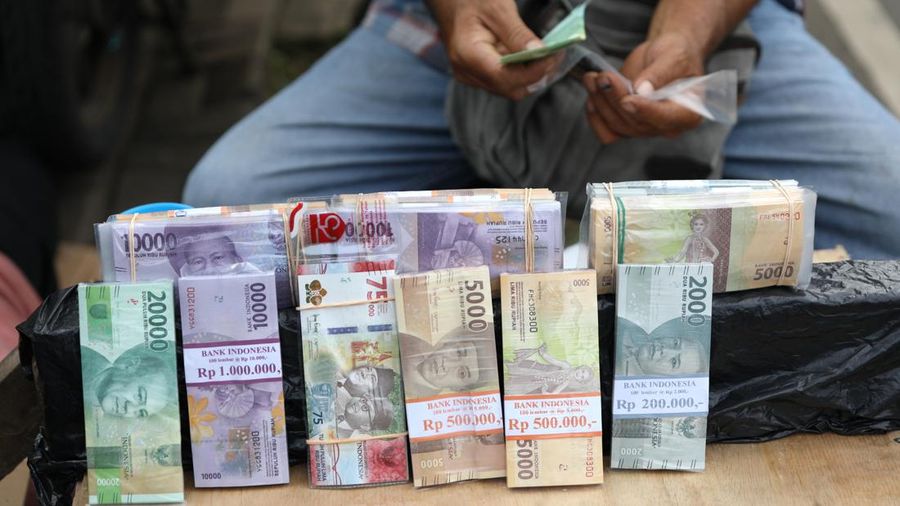 Jasa Penukaran uang rupiah pecahan kecil di Pinggir Jalan (CNBC Indonesia/Tri Susilo)