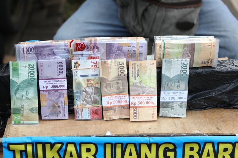 Penukaran uang rupiah pecahan kecil di Mobil Keliling Bank Indonesia (CNBC Indonesia/Tri Susilo)