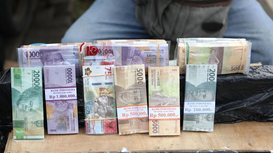 Penukaran uang rupiah pecahan kecil di Mobil Keliling Bank Indonesia (CNBC Indonesia/Tri Susilo)