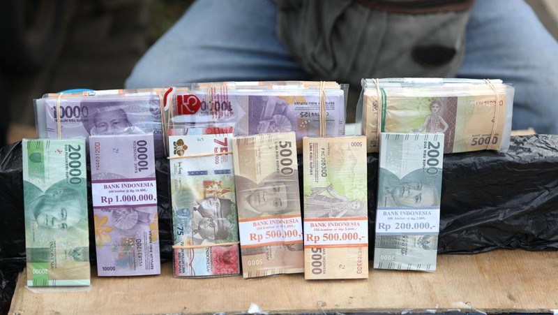 Penukaran uang rupiah pecahan kecil di Mobil Keliling Bank Indonesia (CNBC Indonesia/Tri Susilo)