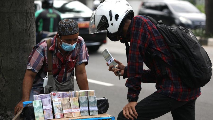 Penukaran uang rupiah pecahan kecil di Mobil Keliling Bank Indonesia (CNBC Indonesia/Tri Susilo)