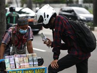 Pedagang Uang Baru di Jalan Dijaga Mata-Mata Biar Aman, Ini Sosoknya