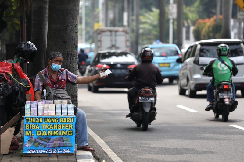 Penukaran uang rupiah pecahan kecil di Mobil Keliling Bank Indonesia (CNBC Indonesia/Tri Susilo) Penukaran uang rupiah pecahan kecil di Mobil Keliling Bank Indonesia (CNBC Indonesia/Tri Susilo)