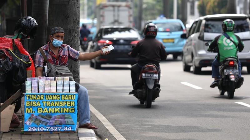 Penukaran uang rupiah pecahan kecil di Mobil Keliling Bank Indonesia (CNBC Indonesia/Tri Susilo)