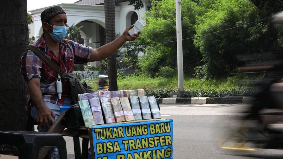 Jasa Penukaran uang rupiah pecahan kecil di Pinggir Jalan (CNBC Indonesia/Tri Susilo)