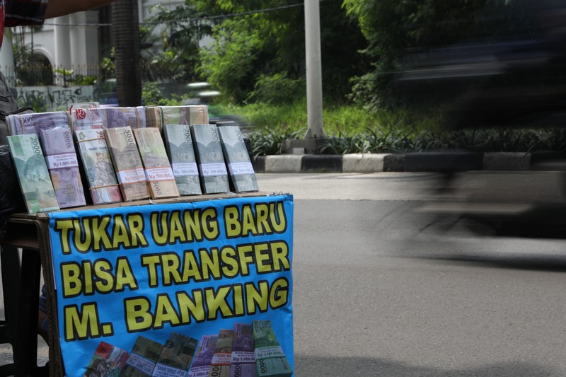 Penukaran uang rupiah pecahan kecil di Mobil Keliling Bank Indonesia (CNBC Indonesia/Tri Susilo) Penukaran uang rupiah pecahan kecil di Mobil Keliling Bank Indonesia (CNBC Indonesia/Tri Susilo)