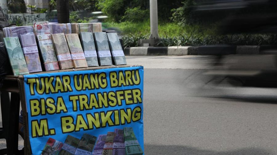 Penukaran uang rupiah pecahan kecil di Mobil Keliling Bank Indonesia (CNBC Indonesia/Tri Susilo)