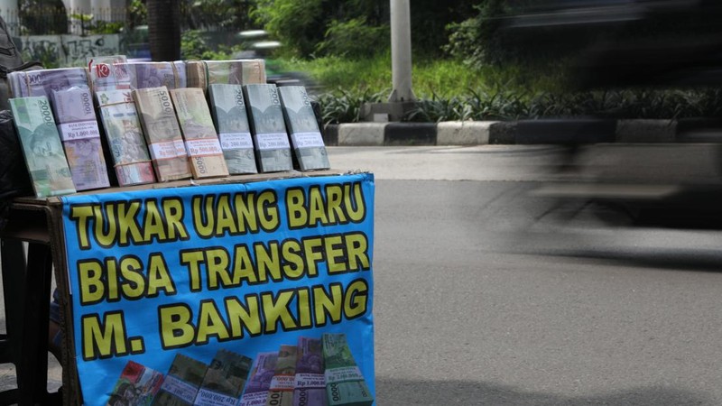 Penukaran uang rupiah pecahan kecil di Mobil Keliling Bank Indonesia (CNBC Indonesia/Tri Susilo)