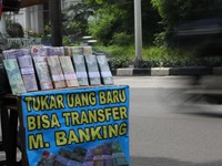 Ramai Jasa Tukar Uang Baru di Pinggir Jalan, Bahaya Gak Sih?
