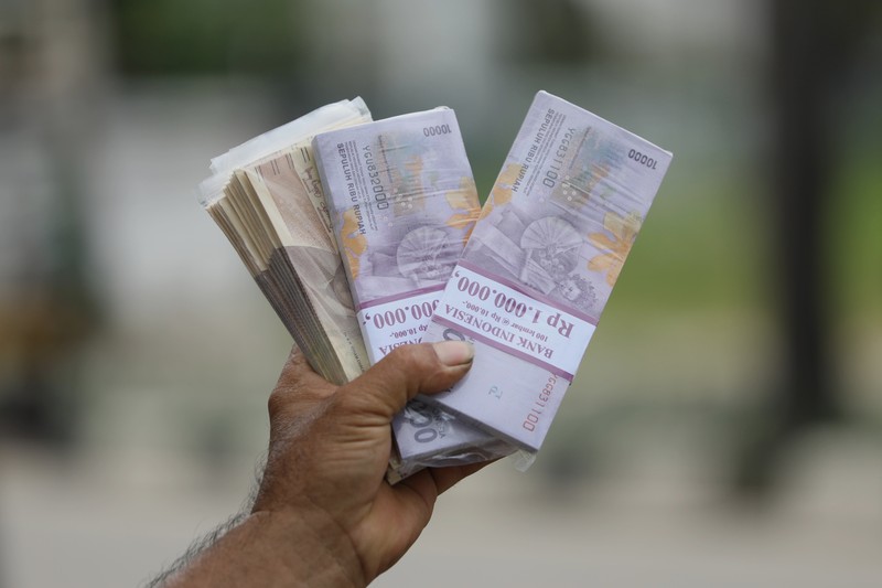 Penukaran uang rupiah pecahan kecil di Mobil Keliling Bank Indonesia (CNBC Indonesia/Tri Susilo) Penukaran uang rupiah pecahan kecil di Mobil Keliling Bank Indonesia (CNBC Indonesia/Tri Susilo)