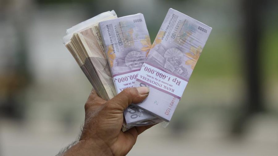 Jasa Penukaran uang rupiah pecahan kecil di Pinggir Jalan (վ/Tri Susilo)