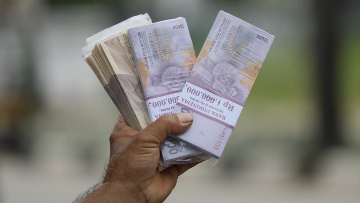 Jasa Penukaran uang rupiah pecahan kecil di Pinggir Jalan (CNBC Indonesia/Tri Susilo)