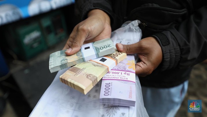 Penukaran uang rupiah pecahan kecil di Mobil Keliling Bank Indonesia (CNBC Indonesia/Tri Susilo)