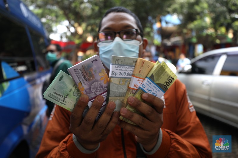 Penukaran uang rupiah pecahan kecil di Mobil Keliling Bank Indonesia (CNBC Indonesia/Tri Susilo) Penukaran uang rupiah pecahan kecil di Mobil Keliling Bank Indonesia (CNBC Indonesia/Tri Susilo)