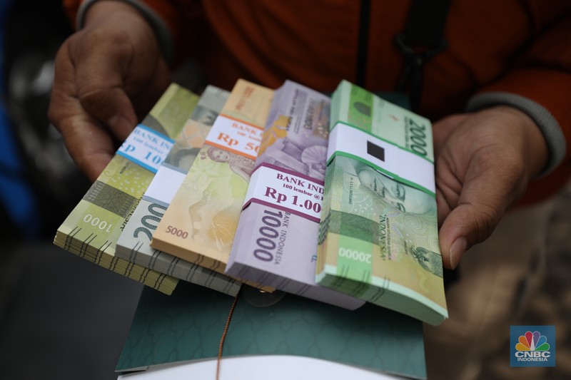 Penukaran uang rupiah pecahan kecil di Mobil Keliling Bank Indonesia (CNBC Indonesia/Tri Susilo)
