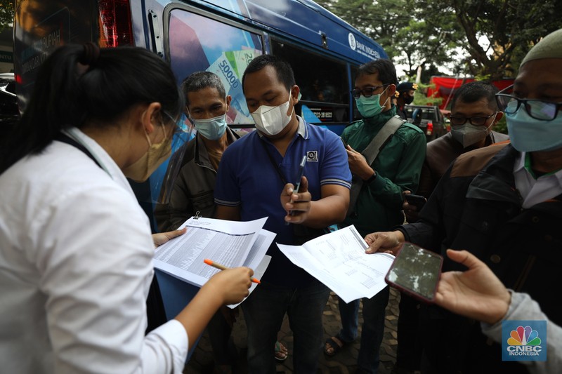 Penukaran uang rupiah pecahan kecil di Mobil Keliling Bank Indonesia (CNBC Indonesia/Tri Susilo) Penukaran uang rupiah pecahan kecil di Mobil Keliling Bank Indonesia (CNBC Indonesia/Tri Susilo)