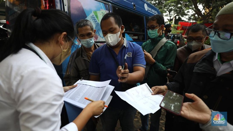 Penukaran uang rupiah pecahan kecil di Mobil Keliling Bank Indonesia (CNBC Indonesia/Tri Susilo)