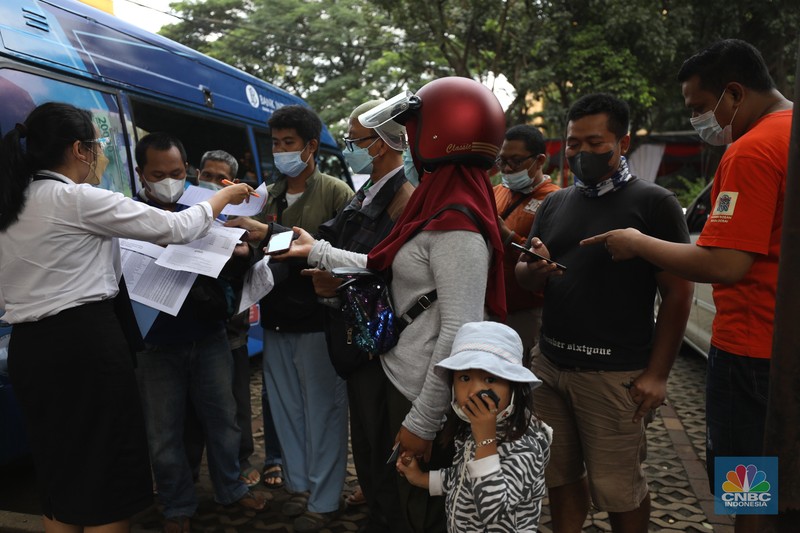 Penukaran uang rupiah pecahan kecil di Mobil Keliling Bank Indonesia (CNBC Indonesia/Tri Susilo) Penukaran uang rupiah pecahan kecil di Mobil Keliling Bank Indonesia (CNBC Indonesia/Tri Susilo)