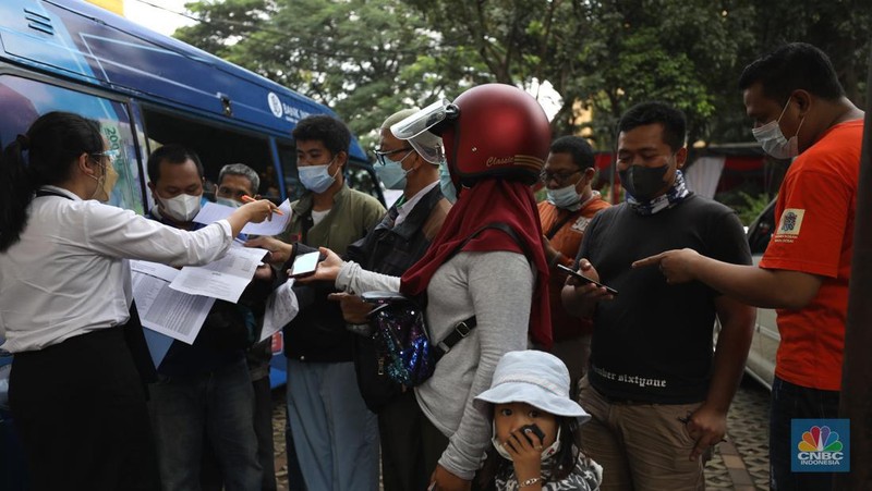 Penukaran uang rupiah pecahan kecil di Mobil Keliling Bank Indonesia (CNBC Indonesia/Tri Susilo)