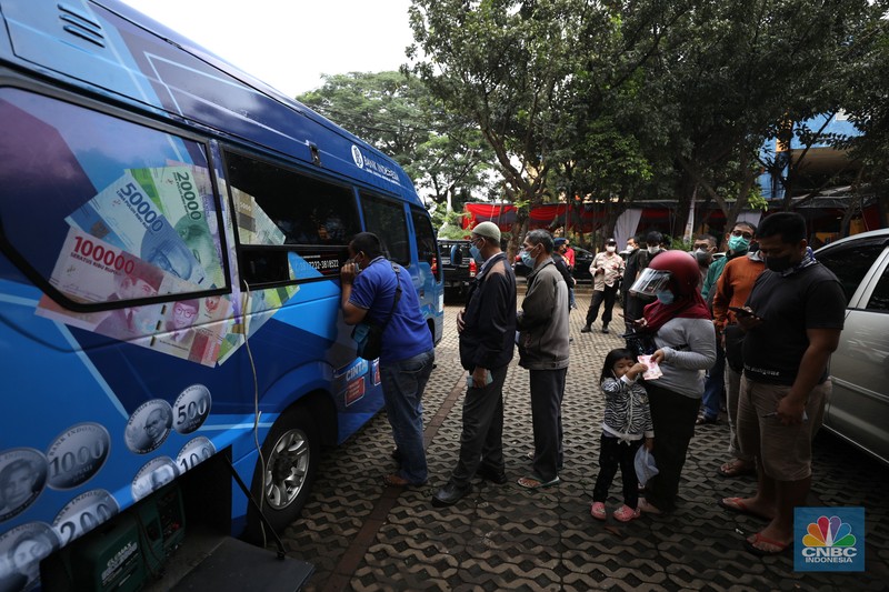 Penukaran uang rupiah pecahan kecil di Mobil Keliling Bank Indonesia (CNBC Indonesia/Tri Susilo) Penukaran uang rupiah pecahan kecil di Mobil Keliling Bank Indonesia (CNBC Indonesia/Tri Susilo)