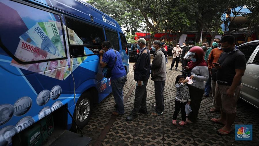 Penukaran uang rupiah pecahan kecil di Mobil Keliling Bank Indonesia (CNBC Indonesia/Tri Susilo)