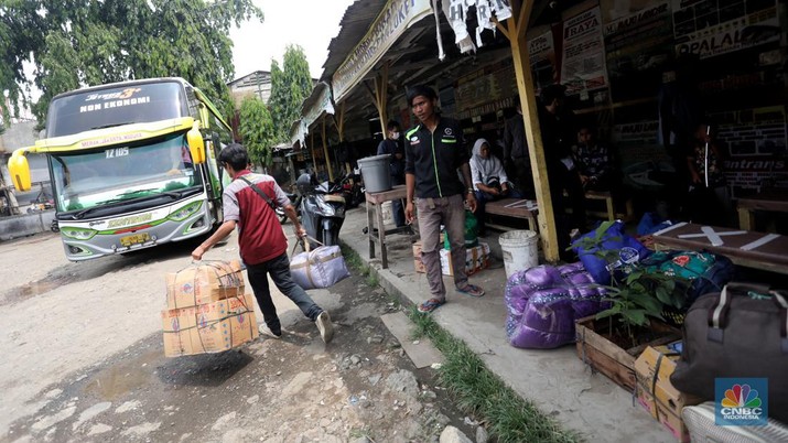 Penumpang membeli tiket bis Antar Kota Antar Propinsi (AKAP) di Agen Bis, Pasar Jumat, Selasa (19/4/2022). (CNBC Indonesia/Andrean Kristianto)