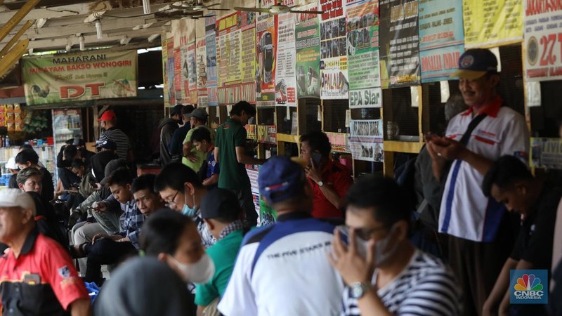 Penumpang membeli tiket bis Antar Kota Antar Propinsi (AKAP) di Agen Bis, Pasar Jumat, Selasa (19/4/2022). (CNBC Indonesia/Andrean Kristianto)
