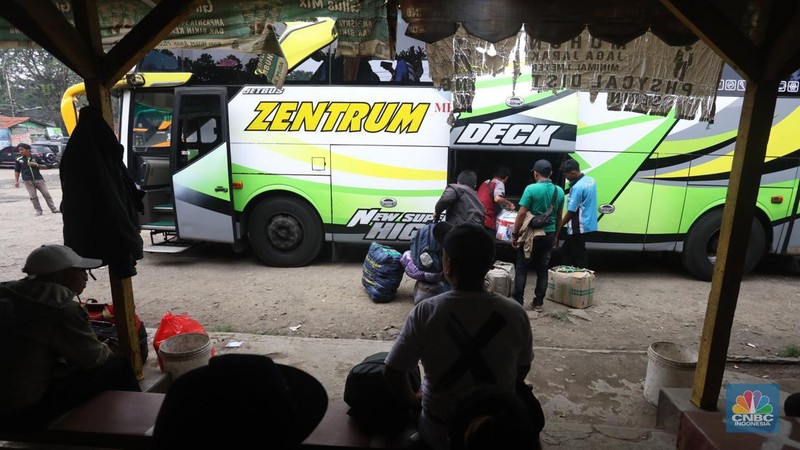 Penumpang membeli tiket bis Antar Kota Antar Propinsi (AKAP) di Agen Bis, Pasar Jumat, Selasa (19/4/2022). (CNBC Indonesia/Andrean Kristianto)
