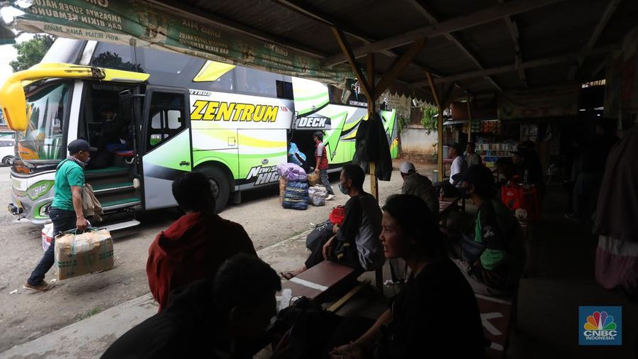 Penumpang membeli tiket bis Antar Kota Antar Propinsi (AKAP) di Agen Bis, Pasar Jumat, Selasa (19/4/2022). (CNBC Indonesia/Andrean Kristianto)