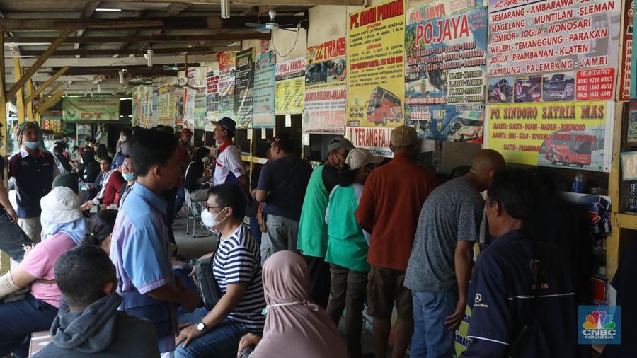 Penumpang membeli tiket bis Antar Kota Antar Propinsi (AKAP) di Agen Bis, Pasar Jumat, Selasa (19/4/2022). (CNBC Indonesia/Andrean Kristianto)