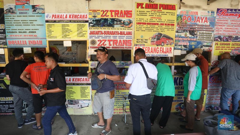 Penumpang membeli tiket bis Antar Kota Antar Propinsi (AKAP) di Agen Bis, Pasar Jumat, Selasa (19/4/2022). (CNBC Indonesia/Andrean Kristianto)
