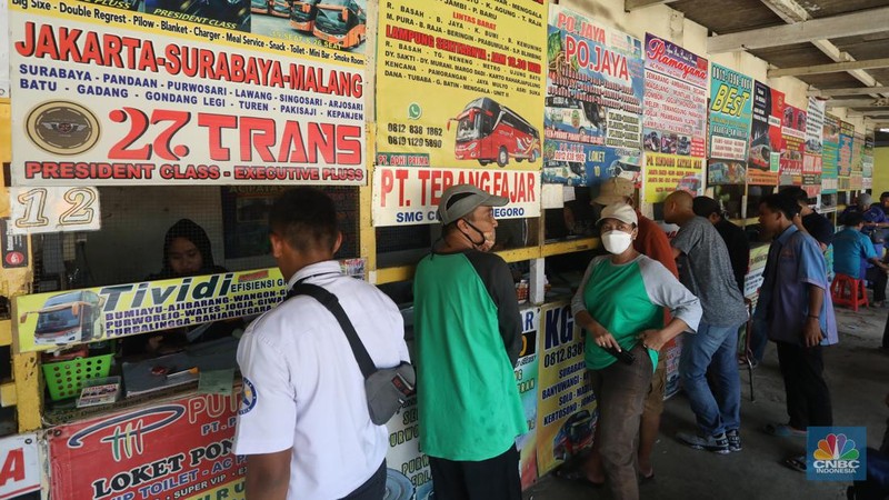 Penumpang membeli tiket bis Antar Kota Antar Propinsi (AKAP) di Agen Bis, Pasar Jumat, Selasa (19/4/2022). (CNBC Indonesia/Andrean Kristianto)