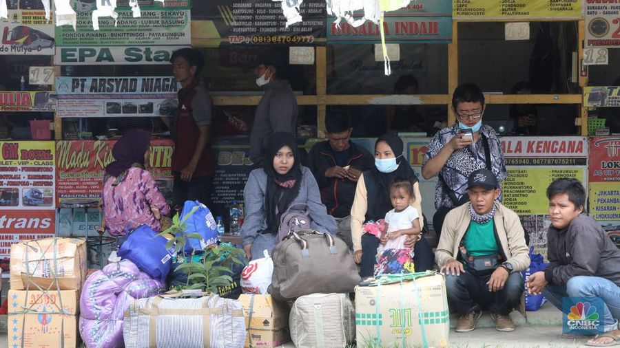 Penumpang membeli tiket bis Antar Kota Antar Propinsi (AKAP) di Agen Bis, Pasar Jumat, Selasa (19/4/2022). (CNBC Indonesia/Andrean Kristianto)